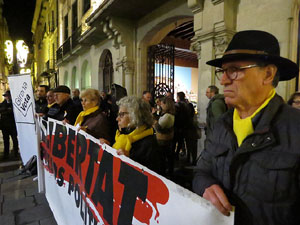 Concentraci&oacute; a la pla&ccedil;a del Vi per la llibertat dels presos pol&iacute;tics, amb la Polif&ograve;nica de Girona