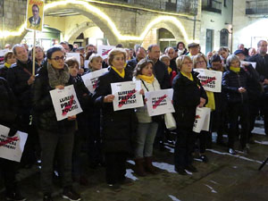 Concentraci&oacute; a la pla&ccedil;a del Vi per la llibertat dels presos pol&iacute;tics, amb la Polif&ograve;nica de Girona