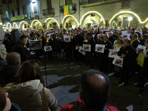 Concentraci&oacute; a la pla&ccedil;a del Vi per la llibertat dels presos pol&iacute;tics, amb la Polif&ograve;nica de Girona