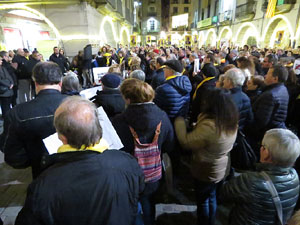 Concentraci&oacute; a la pla&ccedil;a del Vi per la llibertat dels presos pol&iacute;tics, amb la Polif&ograve;nica de Girona