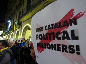 Concentraci&oacute; a la pla&ccedil;a del Vi per la llibertat dels presos pol&iacute;tics, amb la Polif&ograve;nica de Girona