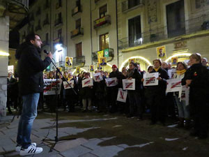 Concentraci&oacute; a la pla&ccedil;a del Vi per la llibertat dels presos pol&iacute;tics, amb la Polif&ograve;nica de Girona