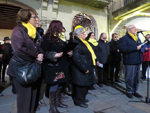 Concentraci&oacute; a la pla&ccedil;a del Vi per la llibertat dels presos pol&iacute;tics, amb la Polif&ograve;nica de Girona