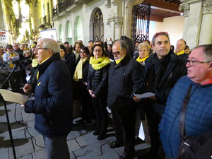 Concentraci&oacute; a la pla&ccedil;a del Vi per la llibertat dels presos pol&iacute;tics, amb la Polif&ograve;nica de Girona