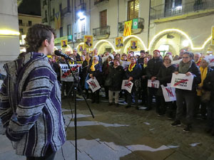 Concentraci&oacute; a la pla&ccedil;a del Vi per la llibertat dels presos pol&iacute;tics, amb la Polif&ograve;nica de Girona