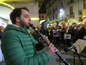 Concentraci&oacute; a la pla&ccedil;a del Vi per la llibertat dels presos pol&iacute;tics, amb la Polif&ograve;nica de Girona
