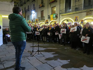 Concentraci&oacute; a la pla&ccedil;a del Vi per la llibertat dels presos pol&iacute;tics, amb la Polif&ograve;nica de Girona