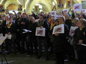 Concentraci&oacute; a la pla&ccedil;a del Vi per la llibertat dels presos pol&iacute;tics, amb la Polif&ograve;nica de Girona