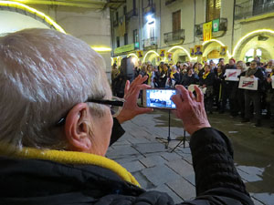 Concentraci&oacute; a la pla&ccedil;a del Vi per la llibertat dels presos pol&iacute;tics, amb la Polif&ograve;nica de Girona