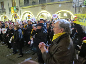 Concentraci&oacute; a la pla&ccedil;a del Vi per la llibertat dels presos pol&iacute;tics, amb la Polif&ograve;nica de Girona