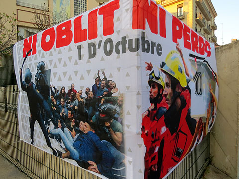 Pancarta a la pla&ccedil;a de l'U d'octubre de 2017