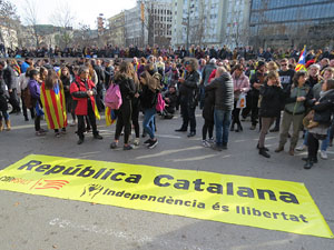 Concentraci&oacute; 21-D davant la subdelegaci&oacute; del govern espanyol a Girona
