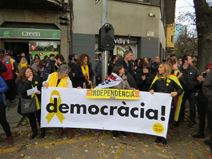 Concentraci&oacute; 21-D davant la subdelegaci&oacute; del govern espanyol a Girona