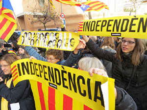 Concentraci&oacute; 21-D davant la subdelegaci&oacute; del govern espanyol a Girona
