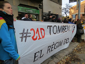 Concentraci&oacute; 21-D davant la subdelegaci&oacute; del govern espanyol a Girona