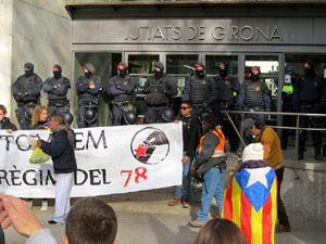 Concentraci&oacute; 21-D davant la subdelegaci&oacute; del govern espanyol a Girona