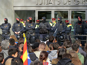 Concentraci&oacute; 21-D davant la subdelegaci&oacute; del govern espanyol a Girona