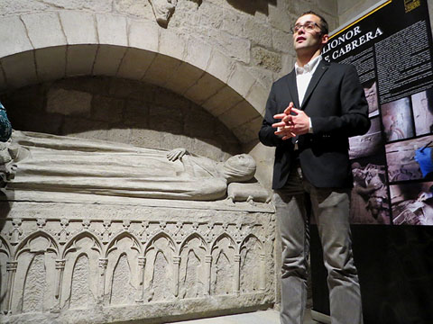 Explicaci&oacute; de la restauraci&oacute; del sepulcre durant la visita guiada
