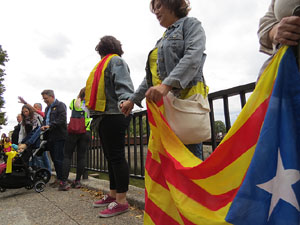 Cadena humana 'Fem-ne Via' entre Sant Juli&agrave; de Ramis i Aiguaviva