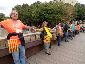 Cadena humana 'Fem-ne Via' entre Sant Juli&agrave; de Ramis i Aiguaviva