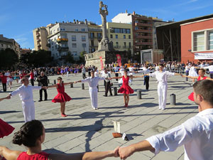 78&egrave; concurs de Colles Sardanistes amb la cobla Ciutat de Girona a la pla&ccedil;a de Francesc Calvet i Rubalcaba