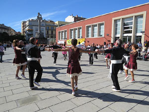 78&egrave; concurs de Colles Sardanistes amb la cobla Ciutat de Girona a la pla&ccedil;a de Francesc Calvet i Rubalcaba