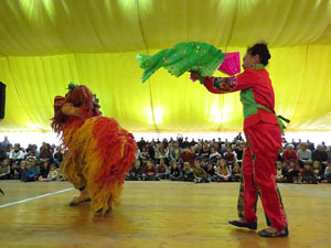 Fires 2018. Dansa del lle&oacute; (Wu Shi) a la pla&ccedil;a Miquel de Palol