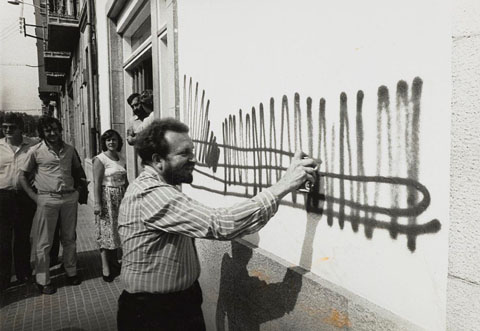 Dami&agrave; Escuder pintant la fa&ccedil;ana d'El Punt. 1981