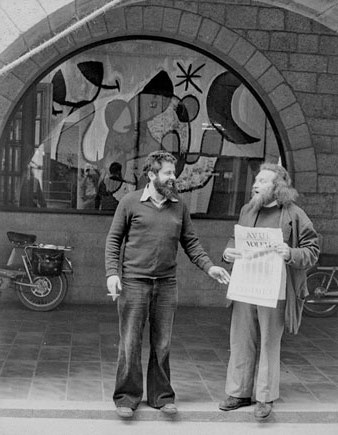 Enric Ansesa i Dami&agrave; Escuder, a l'exterior de la Fontana d'Or, al carrer Ciutadans, mostrant la portada del diari Avui reclamant l'Estatut. 1977