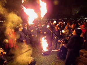 Fires 2018. Espectacle de foc i m&uacute;sica Llumin&agrave;ries de Fires, a c&agrave;rrec de Taller de Magn&egrave;sia i Els Berros de la Cort