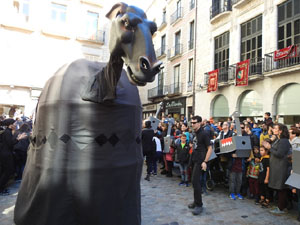 Fires 2018. Passejada de Fires de la Mula Baba i representaci&oacute; de titelles