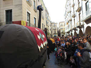 Fires 2018. Passejada de Fires de la Mula Baba i representaci&oacute; de titelles