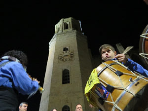 Fires 2018. Pujada d'un pilar per les escales de la Catedral, a c&agrave;rrec dels Marrecs de Salt