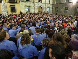 Fires 2018. Pujada d'un pilar per les escales de la Catedral, a c&agrave;rrec dels Marrecs de Salt