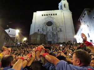 Fires 2018. Pujada d'un pilar per les escales de la Catedral, a c&agrave;rrec dels Marrecs de Salt