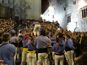 Fires 2018. Pujada d'un pilar per les escales de la Catedral, a c&agrave;rrec dels Marrecs de Salt