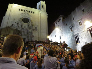 Fires 2018. Pujada d'un pilar per les escales de la Catedral, a c&agrave;rrec dels Marrecs de Salt