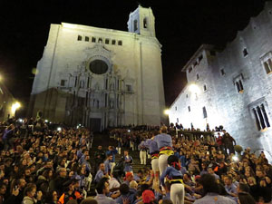 Fires 2018. Pujada d'un pilar per les escales de la Catedral, a c&agrave;rrec dels Marrecs de Salt