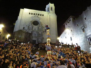 Fires 2018. Pujada d'un pilar per les escales de la Catedral, a c&agrave;rrec dels Marrecs de Salt