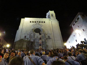 Fires 2018. Pujada d'un pilar per les escales de la Catedral, a c&agrave;rrec dels Marrecs de Salt