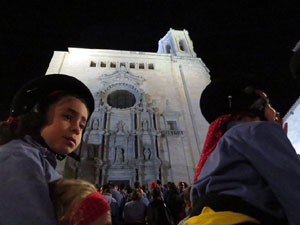 Fires 2018. Pujada d'un pilar per les escales de la Catedral, a c&agrave;rrec dels Marrecs de Salt