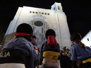 Fires 2018. Pujada d'un pilar per les escales de la Catedral, a c&agrave;rrec dels Marrecs de Salt