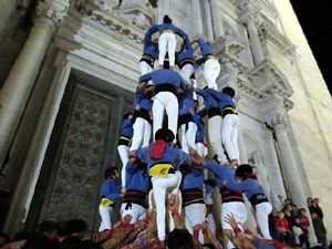 Fires 2018. Pujada d'un pilar per les escales de la Catedral, a c&agrave;rrec dels Marrecs de Salt