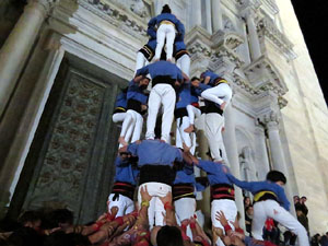 Fires 2018. Pujada d'un pilar per les escales de la Catedral, a c&agrave;rrec dels Marrecs de Salt