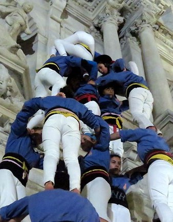 Actuaci&oacute; castellera dalt les escales de la Catedral