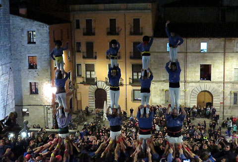 Quatre pilars constru&iuml;ts pels petits de la colla castellera