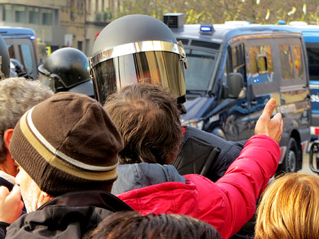 Manifestaci&oacute; antifeixista per un acte pol&iacute;tic de la plataforma Borb&ograve;nia amb el suport de Vox, a la pla&ccedil;a de l'U d'octubre 2017
