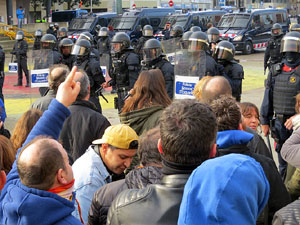 Manifestaci&oacute; antifeixista per un acte pol&iacute;tic de la plataforma Borb&ograve;nia amb el suport de Vox, a la pla&ccedil;a de l'U d'octubre del 2017