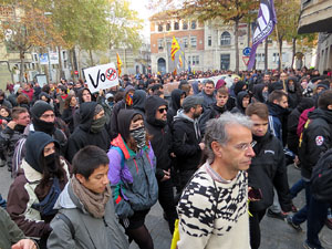 Manifestaci&oacute; antifeixista per un acte pol&iacute;tic de la plataforma Borb&ograve;nia amb el suport de Vox, a la pla&ccedil;a de l'U d'octubre del 2017