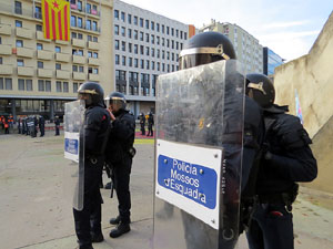 Manifestaci&oacute; antifeixista per un acte pol&iacute;tic de la plataforma Borb&ograve;nia amb el suport de Vox, a la pla&ccedil;a de l'U d'octubre del 2017